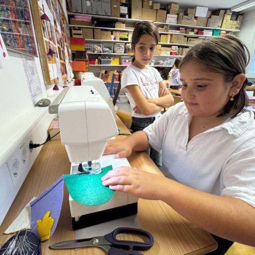 Kleine Monster entstehen an der Nähmaschine