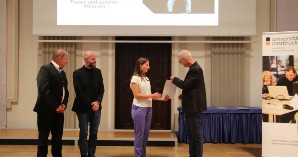 Johanna Schennach bekommt die Preisurkunde überreicht